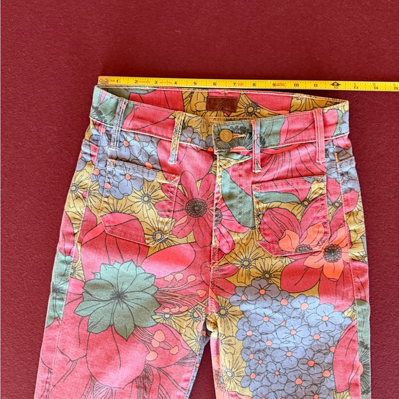 MOTHER DENIM Multicolor Patch Pocket Insider Flood Jeans in Psychic Floral - Picture 5 of 9